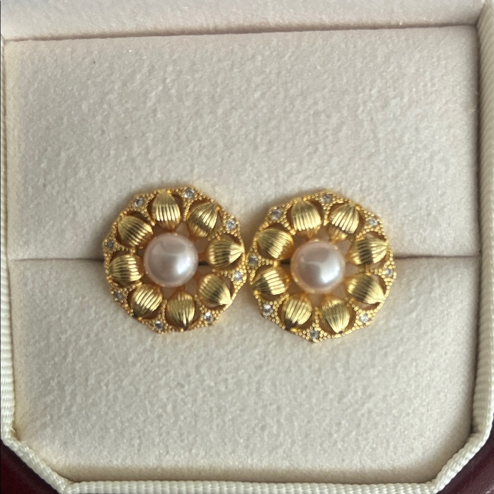 Elegant Gold and Pearl Earrings